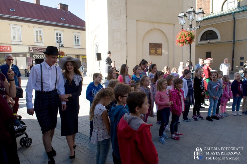 Mieszkańcy miasta zgromadzeni na uroczystości